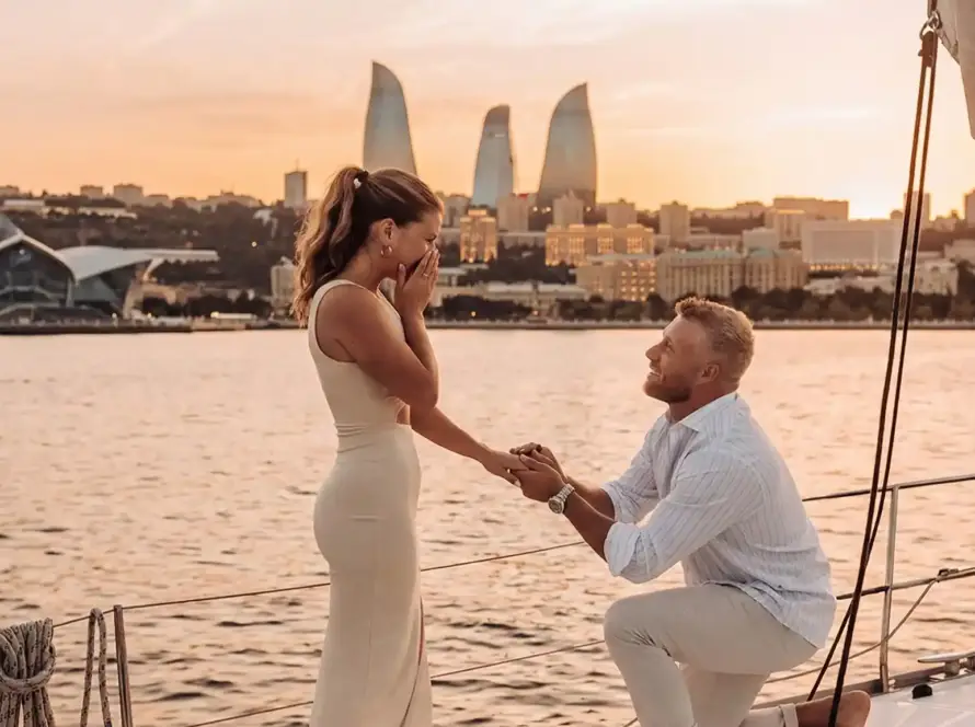 bakıda yaxtada evlilik təklifi, yaxtada evlilik, evlilik təklifi ideyaları предложение руки и сердца на яхте в Баку, свадьба на яхте, идеи для предложения руки и сердца