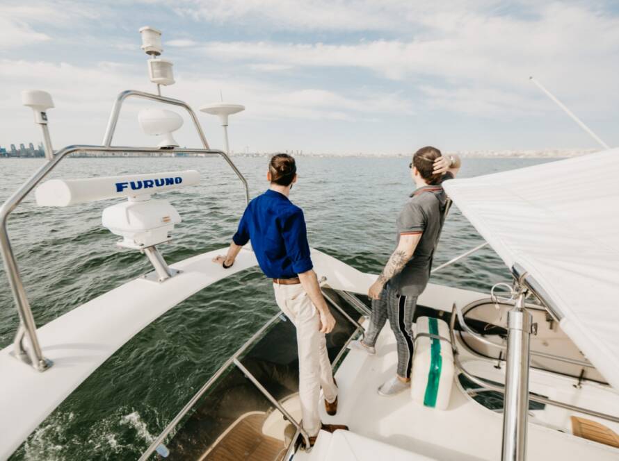 yaxtada fotosessiya, qızılı saat, golden hour Bakı, yaxta foto çəkiliş, Xəzər dənizi fotosessiya, BakuYachts, yaxta icarəsi Bakı