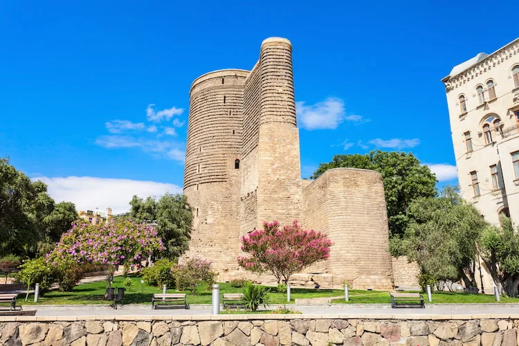 Bakının İçərişəhərindəki tarixi Qız Qalası — Xəzər dənizinə baxan XII əsr silindr formalı qala Bakı gəzinti yeri 2026, Bakı Azərbaycan turistik yerlər, Xəzər dənizi yaxta Bakı, Alov Qüllələri Bakı, İçərişəhər, Gobustan, Heydər Əliyev Mərkəzi, Bakı turizm, Bakı bələdçisi.Bakıda nə etmək olar