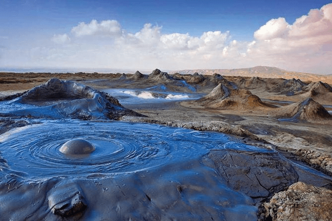  Azərbaycan Qobustanında aktiv palçıq vulkanları — Bakı yaxınlığında çılpaq, ay kimi mənzərədə soyuq boz palçığın yavaşca qaynayan kiçik boz konuslar Bakı gəzinti yeri 2026, Bakı Azərbaycan turistik yerlər, Xəzər dənizi yaxta Bakı, Alov Qüllələri Bakı, İçərişəhər, Gobustan, Heydər Əliyev Mərkəzi, Bakı turizm, Bakı bələdçisi.Bakıda nə etmək olar