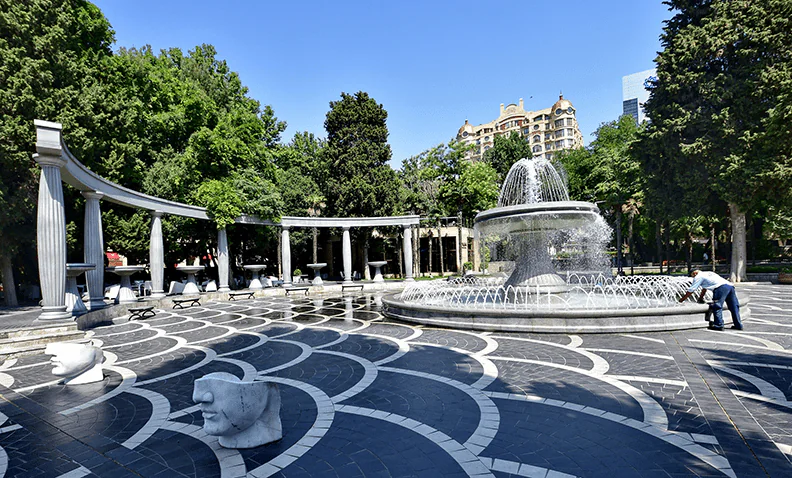 Bakının mərkəzindəki Nizami küçəsindəki piyada yürüyüşçülər — kafeler, butiklər və restoranlar ilə dolu XIX əsr Avropa üslubunda binalara söykənərək Bakı gəzinti yeri 2026, Bakı Azərbaycan turistik yerlər, Xəzər dənizi yaxta Bakı, Alov Qüllələri Bakı, İçərişəhər, Gobustan, Heydər Əliyev Mərkəzi, Bakı turizm, Bakı bələdçisi.Bakıda nə etmək olar