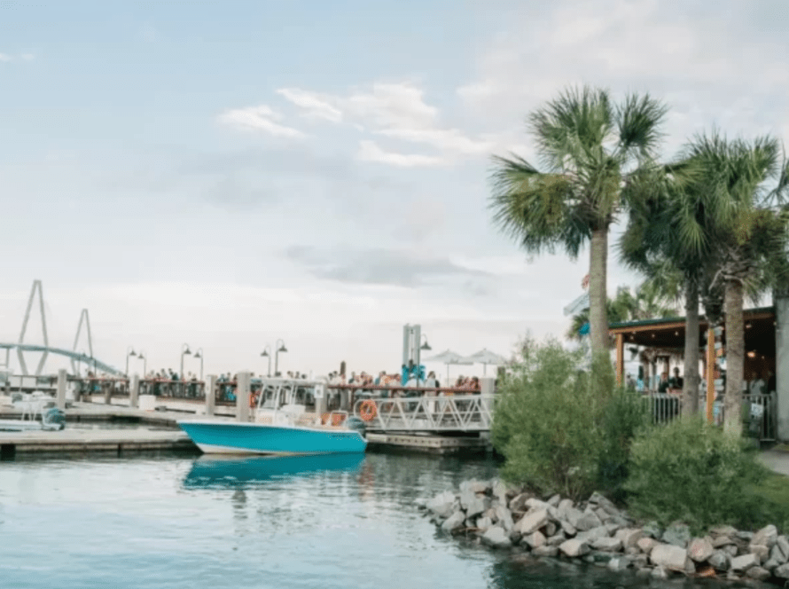 Bakı sahilində üzən lüks Sea Breeze yaxtası və Xəzər dənizinin mənzərəsi